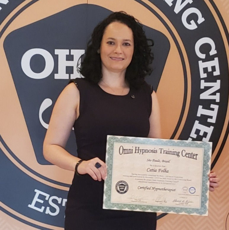 Cátia Folha com o certificado da Omni Hypnosis Training Center
